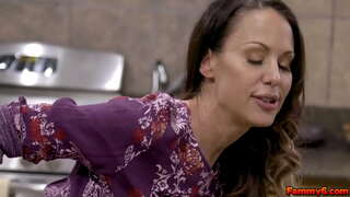 Hot brunetka žena Mckenzie Lee dostane niektoré DNA z mladých stud a robí mu pomohol cum