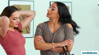 Rondborstige stiefmoeder en stiefdochter hebben een geheime affaire en de babe sluipt in de milfs slaapkamer en ze zoenen.De latijnse velgen haar en ze likt haar kut