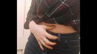 Девојка са Великим сисама Чула Игра Маца у Тоалету током Путовања