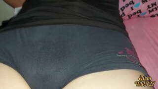 Søster berører hennes FITTE i front av hennes Bror