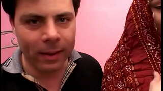 Больной парень трахает на отдыхе индийскую жену за деньги, изменяющую шлюху