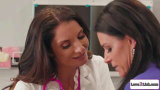 Rondborstige verpleegster sex met een milf leraar en likt haar geschoren kutje.De brunette zuigt haar grote tieten en daarna likt en masturbeert haar kut.Dan zijn ze 69