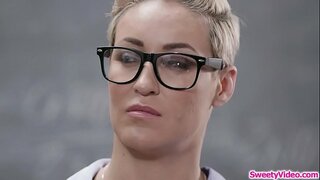 Երիտասարդ նկարահանել է ուտում ներդնում է իր ուսուցիչը դասից հետո