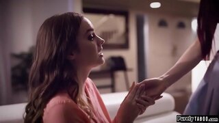 Teen hitro spremeni srečanje času od datuma, ko ji sis je s punco je spoznal na spletu.Ona spreminja sebe videti kot njen sis in pokaže ifo svoje datume hišo.Ona manipulira dekle v seks