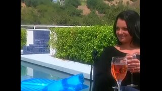 Horúce vytetované krásy s raven vlasy zvedie frajer spoluobčanov na terase získať väčšiu zľavu počas bývanie