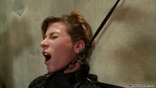 Pripútaný brunetka MILF slave Ariel X sa pripne na osvetlenie tabuľky potom pripútaný dostane análny v prdeli s robertek na palicu v rukách majstra Orlando