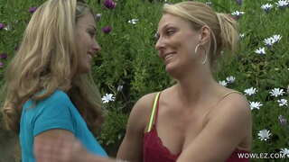 Țâțe uriașe pe rampage lesbiene